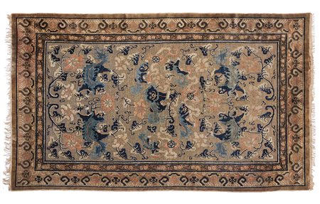 Tappeto cinese intessuto in seta e filo metallico decorato con leoni buddisti...