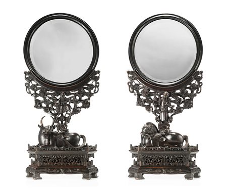 Coppia di grandi specchi circolari montati su supporto e base in legno hongmu...