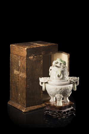 Incensiere tripode in giadeite color celadon con screziature verde mela, il...