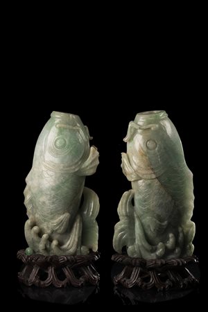 Coppia di vasi a forma di carpe guizzanti in giadeite con sfumature verde...