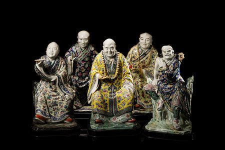 Cinque figure in porcellana smaltata in Famiglia Rosa e policromia,...