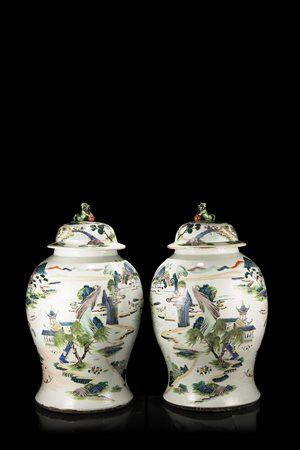 Coppia di grandi giare con coperchio decorate in smalti Famglia Verde con...