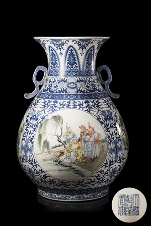 Vaso biansato con decorazione blu su fondo bianco a motivi di foglie e fiori...