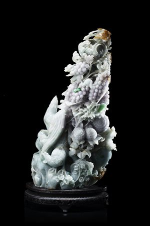 Gruppo in giadeite verde mela e lavanda raffigurante un gallo tra grappoli...