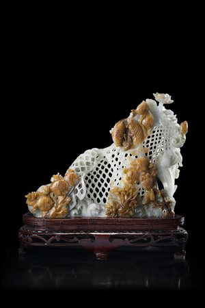 Gruppo in giada celadon e ruggine raffigurante una rete con pesci, con base...