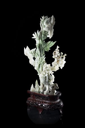 Gruppo in giadeite con screziature verde mela e grigio scuro raffigurante...