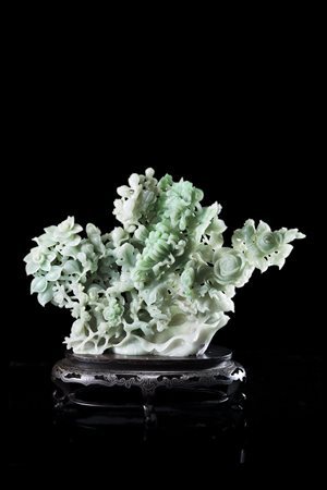 Gruppo floreale in giadeite con screziature verde mela composto da...