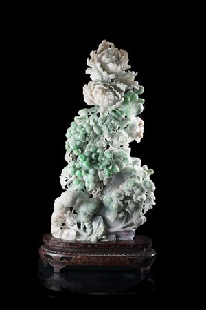 Gruppo in giadeite verde mela raffigurante un vaso contornato da fiori e...