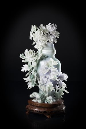 Vaso con coperchio in giadeite color verde mela e lavanda contornato da...