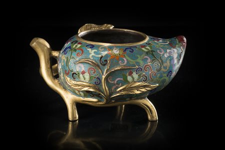 Lavapennelli in cloisonnè a forma di pesca, decorato con motivi floreali e...