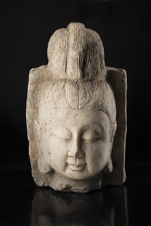 Testa di guanyin in pietra dura, raffigurata con espressione serena A guanyin...