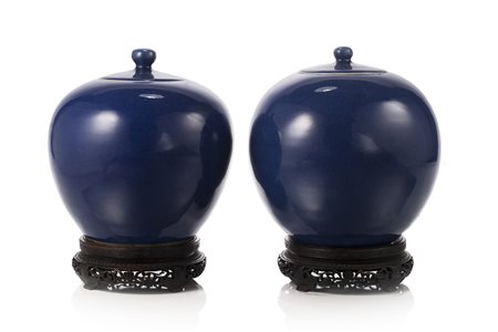 Coppia di vasi con coperchio in porcellana a coperta monocroma blu di forma...