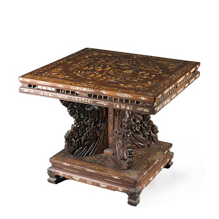 Tavolo quadrato riccamente intarsiato in osso con piano decorato al centro...