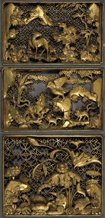 Tre fregi architettonici rettangolari in legno intagliato, traforato e dorato...
