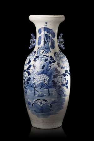 Vaso biansato in porcellana bianca e blu, decorato con un uccello tra rocce e...