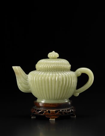 Piccola teiera con coperchio in giada color celadon scuro, il corpo lobato...