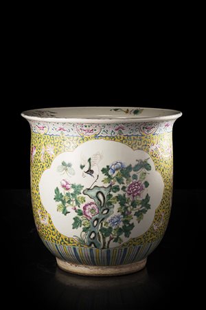 Grande jardiniere di porcellana Famiglia Rosa decorata con pannelli di fiori,...