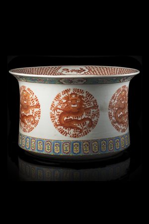 Grande cachepot in porcellana con decorazione di draghi in rosso ruggine con...