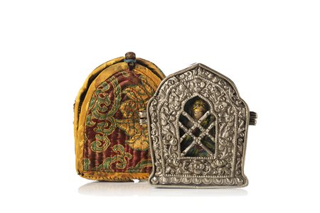Un reliquario da trasporto in argento lavorato con cornice riccamente...