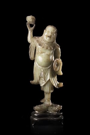 Scultura in pietra dura raffigurante Liu Hai stante, con vesti aperte sul...