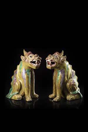 Due piccole Qilin in porcellana smaltata in verde, turchese e violetto,...