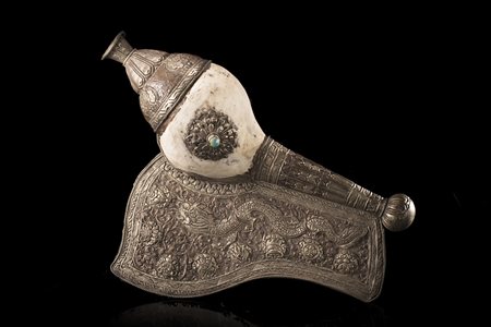 Una tromba rituale composta da una grande conchiglia con montatura in argento...