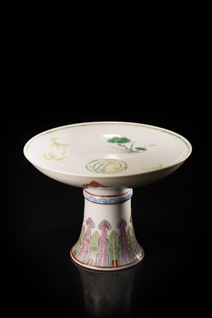 Alzata in porcellana decorata a motivo di piante negli smalti della Famiglia...