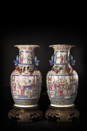 Coppia di vasi a balaustro in porcellana Famiglia Rosa, il collo svasato con...