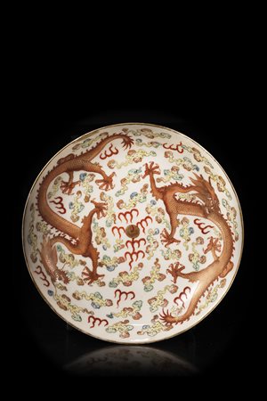 Piatto decorato in policromia e doratura con due draghi dai cinque artigli...