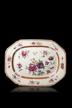Coppia di piatti ottagonali di forma allungata, decorati in Famiglia Rosa e...