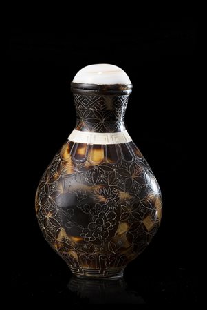 Snuff bottle in guscio di tartaruga, decorata con delicata incisione...