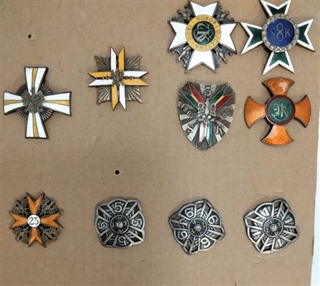  
Polonia, Lotto di dieci distintivi reggimentali metà XX sec.
 