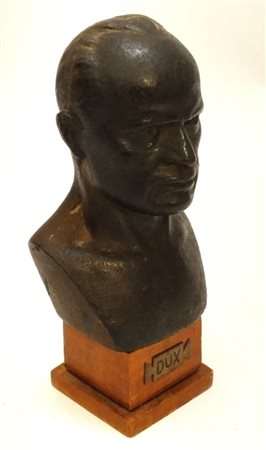  
Piccolo busto in bronzo di Benito Mussolini metà XX sec.
 14 cm altezza
