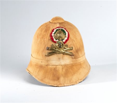  
Raro casco per un sottufficiale del primo reggimento artiglieria a cavallo primo quarto XX sec.
 