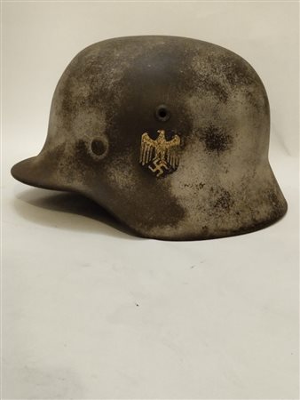  
Germania III Reich, elmetto M.40 con mimetismo bianco. Prima metà XX sec. 
 