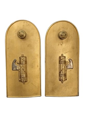  
Controspalline metalliche da ufficiale inferiore della MVSN prima metà XX sec.
 55x130 mm