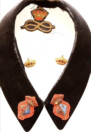  
Casa del Duca di Aosta, collo di mantella corone metalliche e fregio 
 