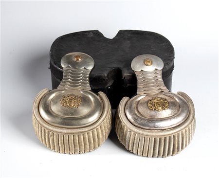  
Coppia di spalline di casata nobiliare. Germania, Antichi Stati. ultimo quarto XIX sec.
 