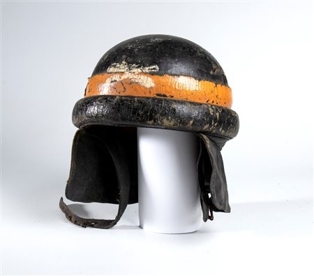  
Casco da motociclista con fregio frontale prima metà XX sec.
 
