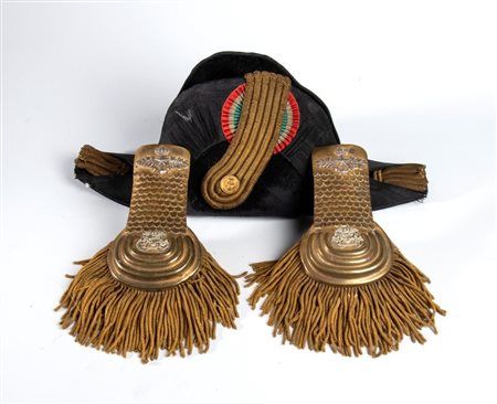  
Feluca e spalline da Ufficiale inferiore della R. Marina prima metà XX sec.
 