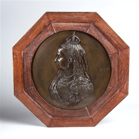  
Ritratto della Regina Vittoria fine XIX sec.
fusione a cera persa 38x38 cm