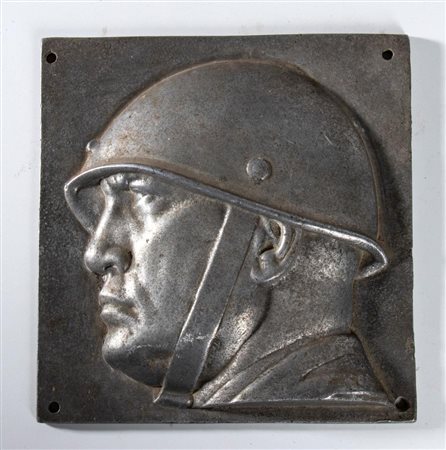  
Placca in alluminio con ritratto di Benito Mussolini 
 