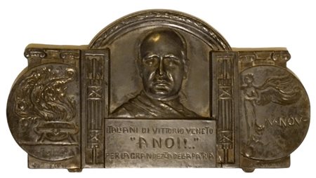  
Placca commemorativa con effigie di Benito Mussolini Prima metà XX sec.
fusione in antimonio 23,5x12 cm