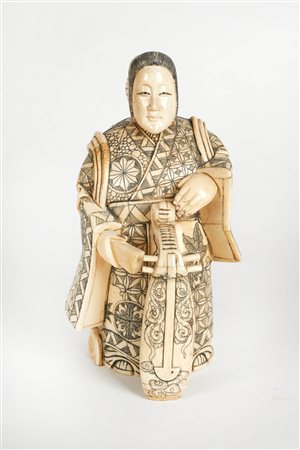  
Okimono in avorio 
 Cm 24×13,5×14,5