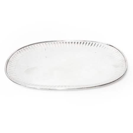 Vassoio con bordo costolonato in argento 800