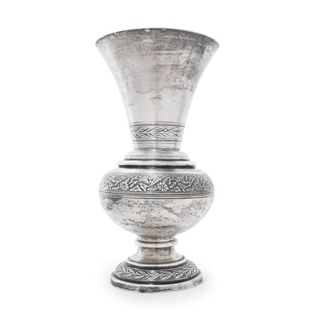 Vaso in argento 800 bulinato