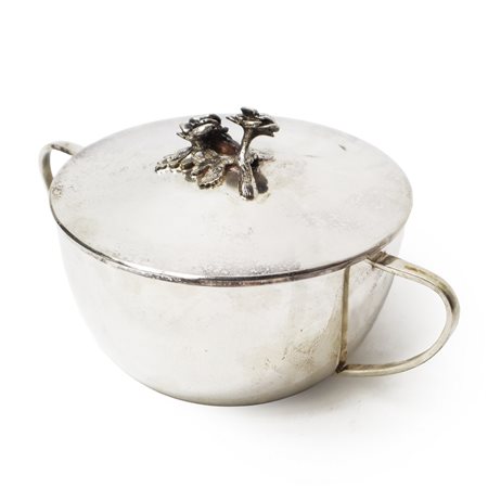 Zuccheriera con presa a guisa di rose sul coperchio