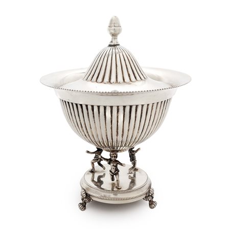 Zuccheriera in argento 800 decorata alla base con putti danzanti