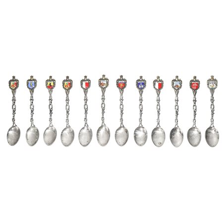 12 cucchiaini in argento 800, con smalti raffiguranti stemmi di città italiane. H cm 11,5