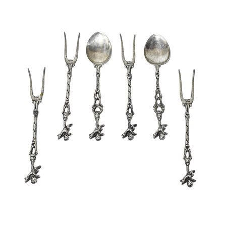 N 4 forchettine e 2 cucchiaini da aperitivo in argento 800 con putti